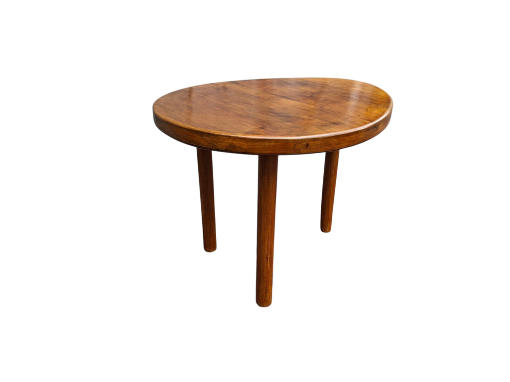 Petite table en merisier massif – Forme libre . tripode