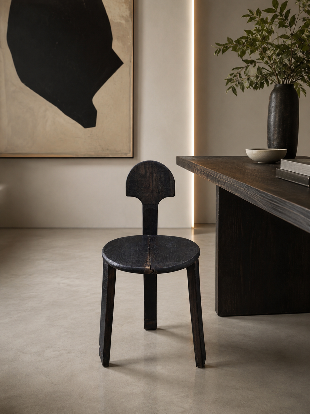 Petite chaise brutaliste tripode années 70 en chêne