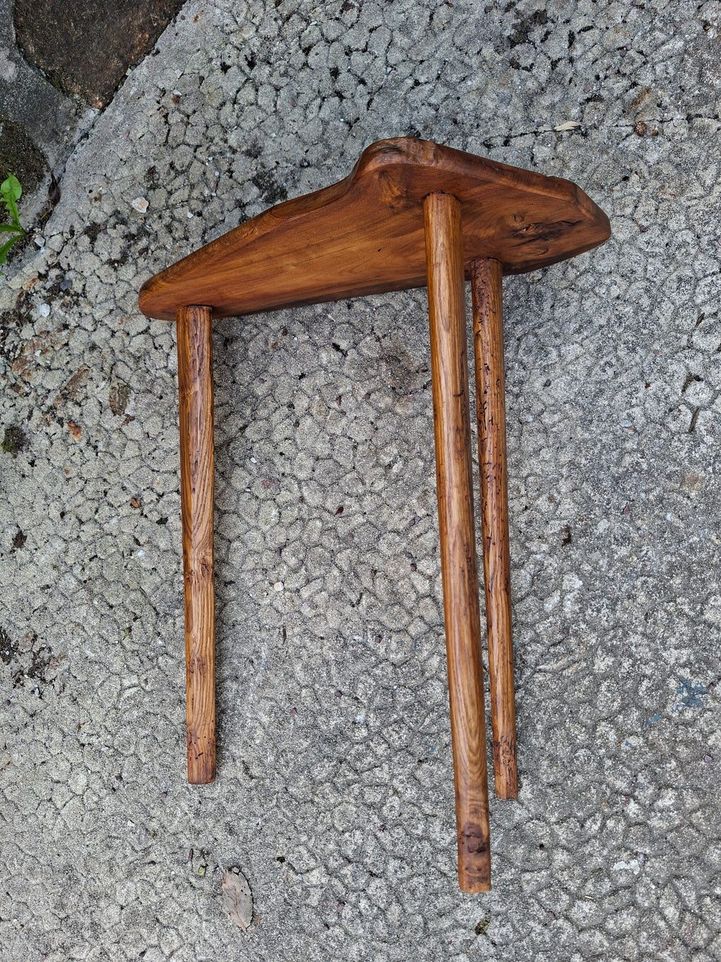 Petite table en orme pieds en frêne,bois massif,pièce unique et décorative.