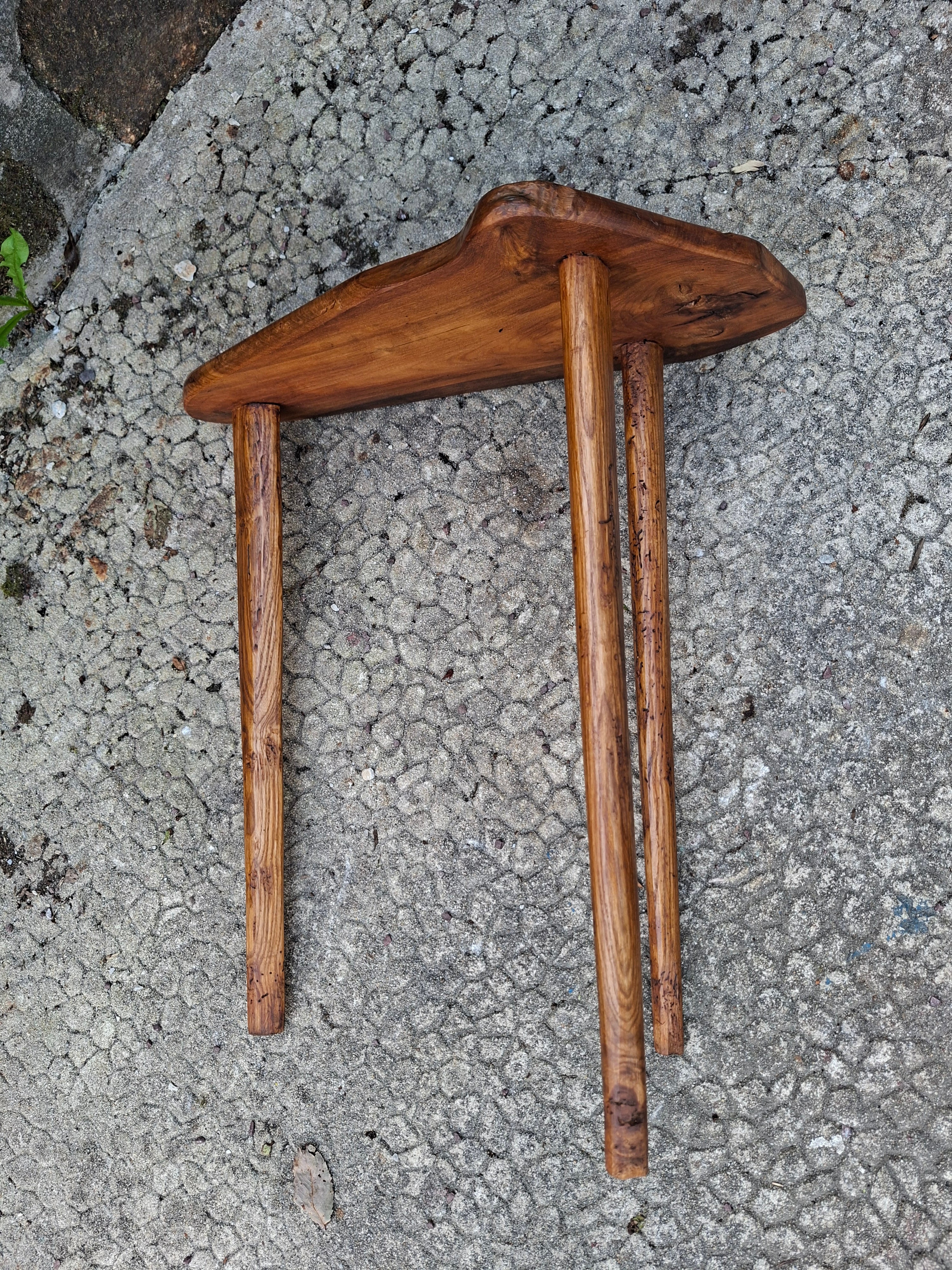 Petite table en orme pieds en frêne,bois massif,pièce unique et décorative.