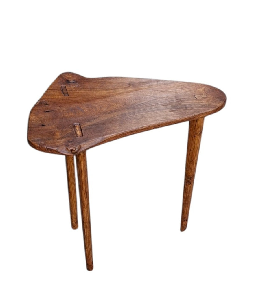 Petite table en orme pieds en frêne,bois massif,pièce unique et décorative.