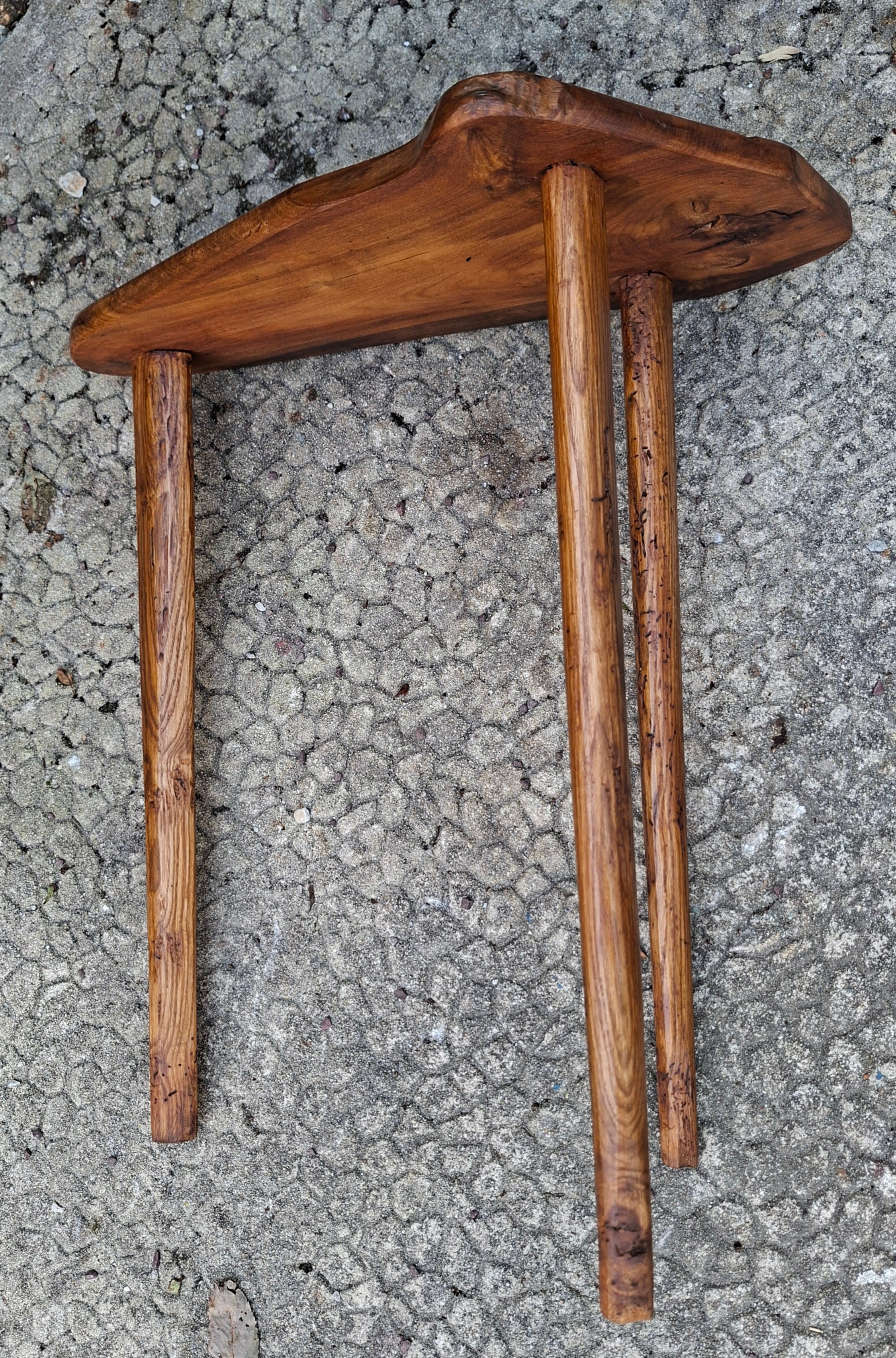 Petite table en orme pieds en frêne,bois massif,pièce unique et décorative.
