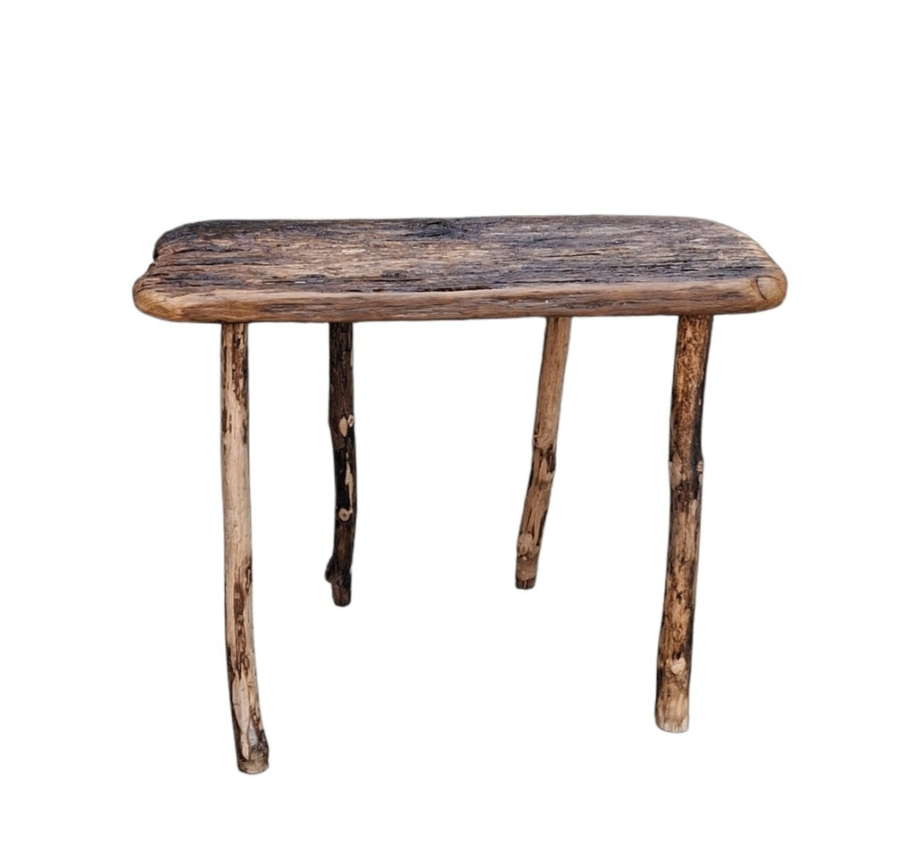 Petit banc wabi-sabi en chêne
