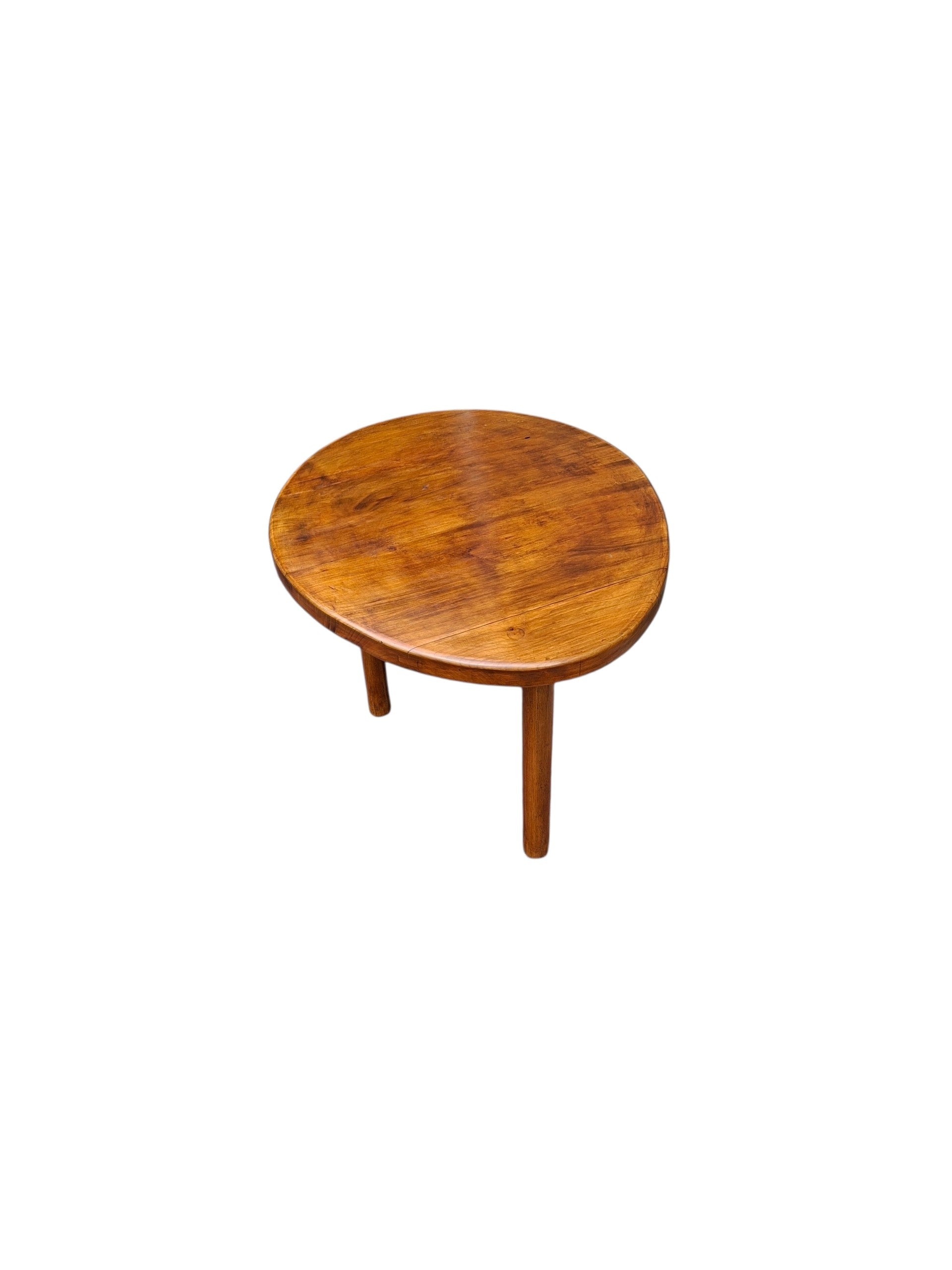 Petite table en merisier massif – Forme libre . tripode
